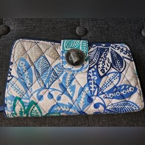 Preowned RFID‎ Vera Bradley turn lock wallet